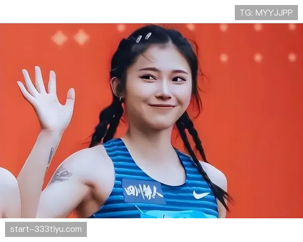 吴艳妮肩上的包一看就不是几百块的味儿，训练服穿得像走秀，普通人代入感瞬间断掉